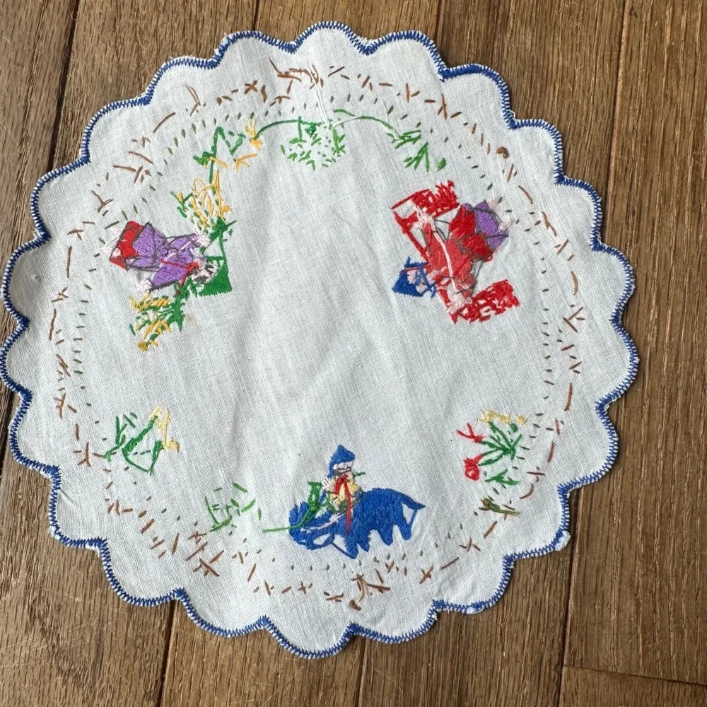 Vintage Embroidered Asian Linens Scalloped‎ Edge Coasters & Doily Folk Art READ